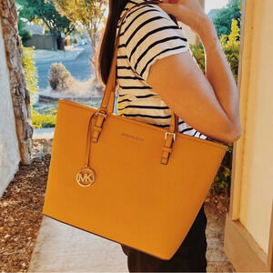 MICHAEL KORS Jet Set Medium Carryall Tote Bag in Marigold